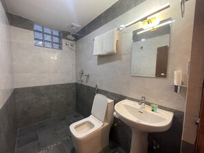 Deluxe-Doppelzimmer, Balkon, Blick auf den Jachthafen | Badezimmer | Dusche, kostenlose Toilettenartikel, Handtücher, Seife