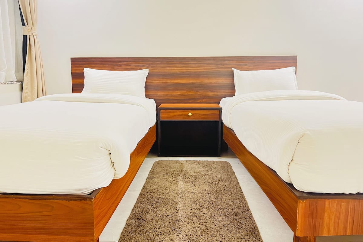 Deluxe-Zweibettzimmer, Balkon, Bergblick | Schreibtisch, kostenloses WLAN