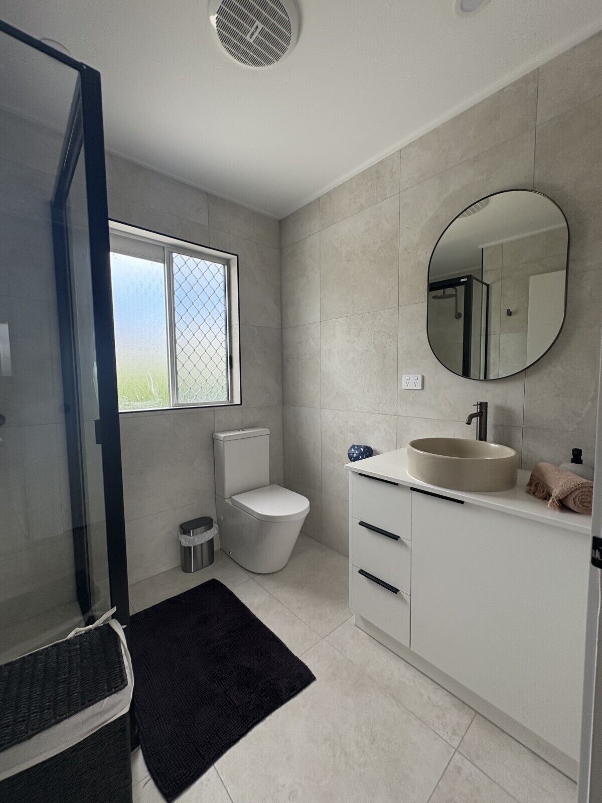 Douche, sèche-cheveux, savon, papier toilette