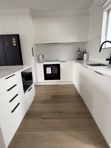 Walk to the Beach (150m) & Dining 2Br Apartment