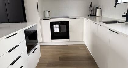 Walk to the Beach (150m) & Dining 2Br Apartment