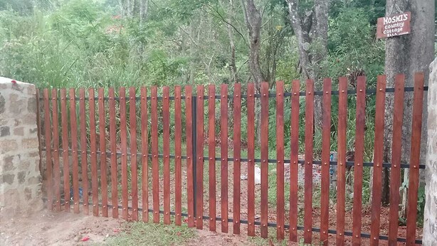 A wooden fence with a sign indicating 'Koska's Country Cottage'. - Koshi's Lotus room Ella (Bandarawela)