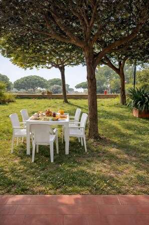 Outdoor dining - Dafne in Capoliveri with Sea View and Garden (Capoliveri)