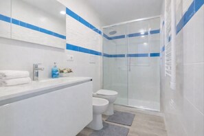 Shower, towels - Dafne in Capoliveri with Sea View and Garden (Capoliveri)