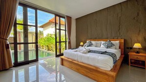Quarto espaçoso com uma cama grande, cabeceira de madeira e vista para uma piscina.