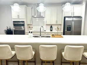 Fridge, microwave, oven, stovetop - Stylish 4BR/2.5BA home for up to 10 guests with kitchen, patio, and workspace. (Glen Allen)