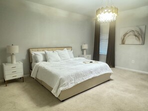 4 bedrooms, iron/ironing board, free WiFi, bed sheets - Stylish 4BR/2.5BA home for up to 10 guests with kitchen, patio, and workspace. (Glen Allen)