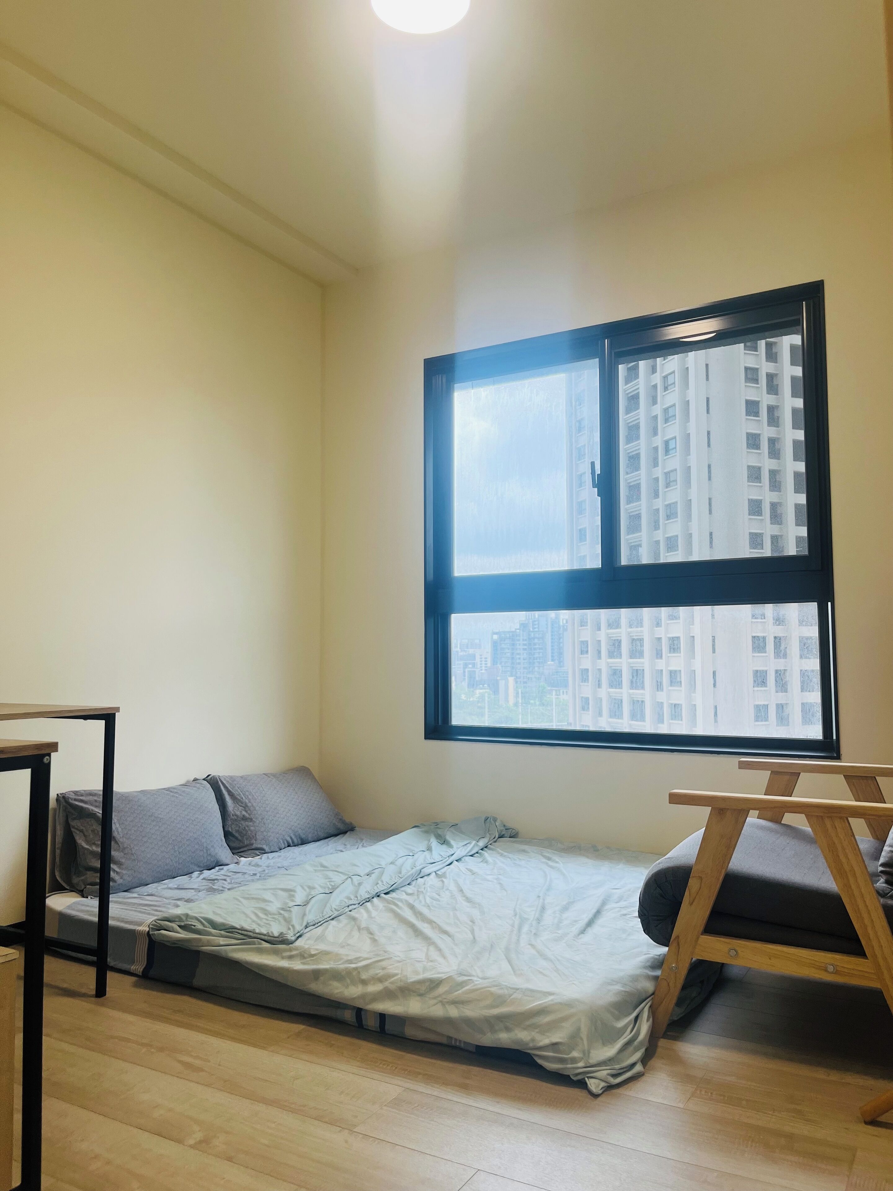 Desk, WiFi, bed sheets