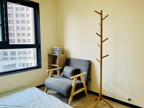 Una scrivania, Wi-Fi, lenzuola