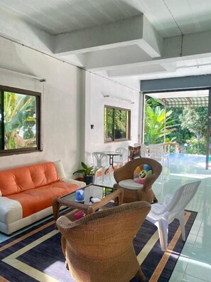 Lobby sitting area - Mountain View Hostel - Krabi Airport (Krabi)