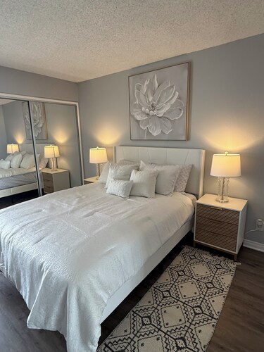 Fantastic 1bed/1bath with an ocean view steps from the beach in Redondo Beach