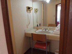 Zimmer | Badezimmer | Duschwanne, kostenlose Toilettenartikel, Haartrockner, Hausschuhe