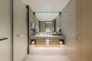 Classic Single Room | Bathroom | Free toiletries, slippers, towels, shampoo - Modena by Fraser Nanjing (Nanjing)