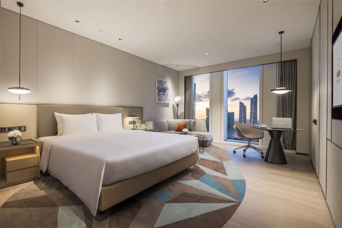 Classic Single Room | In-room safe, desk, blackout drapes, iron/ironing board