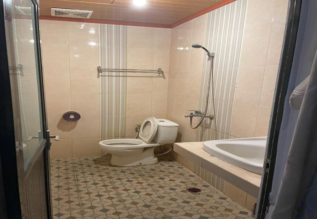 Deluxe Twin Room | Bathroom | Shower, towels, soap