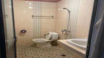 Deluxe Twin Room | Bathroom | Shower, towels, soap