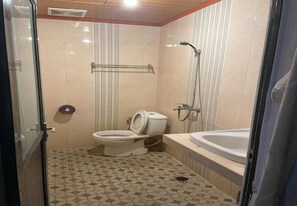 Deluxe Twin Room | Bathroom | Shower, towels, soap - Hotel Star 88 (Sleman)