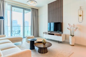 Căn hộ Deluxe, 1 phòng ngủ, ban công, quang cảnh biển | Khu phòng khách | Smart TV 55-inch có truyền hình kỹ thuật số 