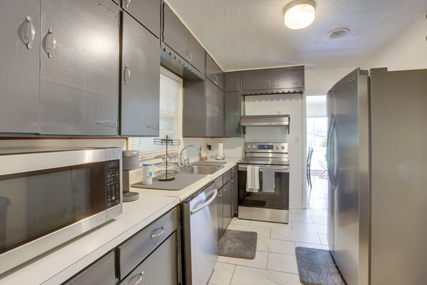 Fridge, microwave, stovetop, dishwasher