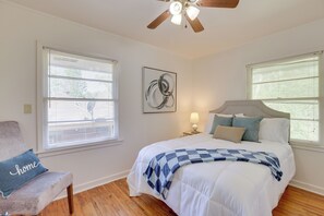 3 bedrooms, desk, iron/ironing board, Internet