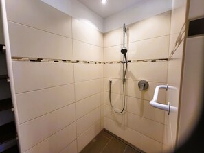 Douche, sèche-cheveux, serviettes fournies