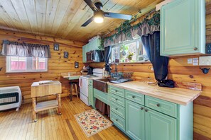 Refrigerador, microondas, parrilla de estufa y cafetera y tetera 