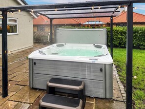 Outdoor spa tub - 4 bedroom accommodation in Bishop Auckland (Bishop Auckland)