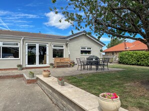 Outdoor dining - 4 bedroom accommodation in Bishop Auckland (Bishop Auckland)