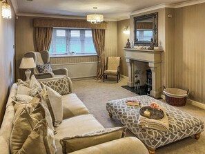 TV, fireplace - 4 bedroom accommodation in Bishop Auckland (Bishop Auckland)