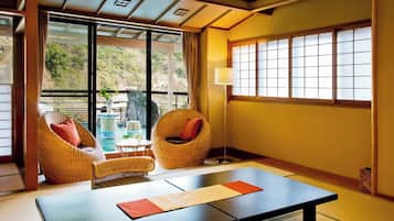 Basic Room, Non Smoking, Mountain View | Interior