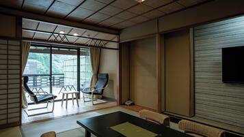 Deluxe Suite, Private Bathroom, Mountain View | Interior