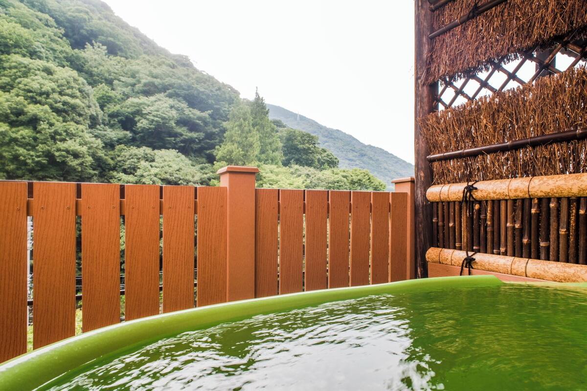 Phòng 4 tiện nghi đơn giản, phòng tắm riêng, quang cảnh núi | Bồn tắm spa ngoài trời