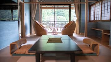 Superior Suite, Private Bathroom, Mountain View | Interior