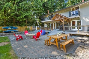 Outdoor dining - Cozy & Rustic Lakefront Escape for Families (Woodinville)
