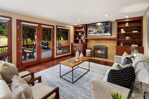 Smart TV, fireplace, ping pong - Cozy & Rustic Lakefront Escape for Families (Woodinville)