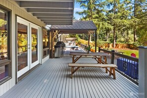 Outdoor dining - Cozy & Rustic Lakefront Escape for Families (Woodinville)