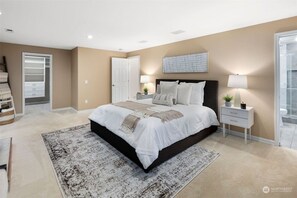 4 bedrooms, desk, iron/ironing board, travel crib - Cozy & Rustic Lakefront Escape for Families (Woodinville)