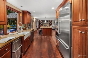 Geladeira, micro-ondas, fogão, cooktop