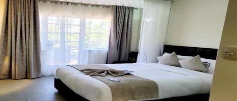 Chambre Deluxe | Rideaux d’obscurcissement, accès au Wi-Fi (inclus)