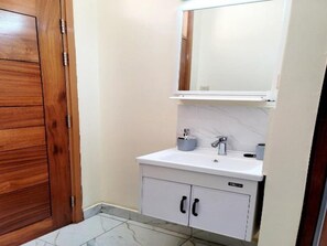 Sandal, handuk, sabun, dan sampo