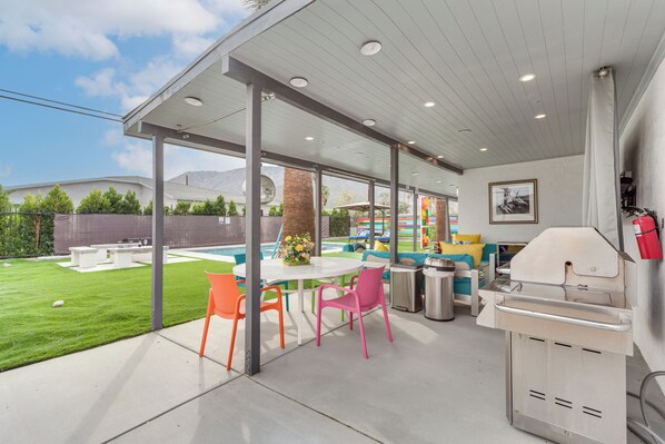 Outdoor dining - Luxurious Snowbird Haven 3 Mi to Dtwn Palm Springs (Palm Springs)