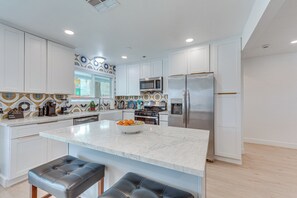 Fridge, microwave, stovetop, dishwasher - Luxurious Snowbird Haven 3 Mi to Dtwn Palm Springs (Palm Springs)