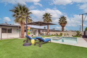Pool - Luxurious Snowbird Haven 3 Mi to Dtwn Palm Springs (Palm Springs)