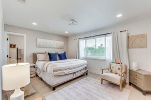 3 habitaciones, tabla de planchar con plancha, internet y ropa de cama