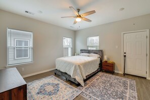 3 bedrooms, internet, bed sheets - Private Yard, Pet Friendly: Southeast Dallas Home (Dallas)