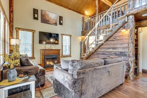TV, fireplace, books - Hiker’s Haven: Cherokee National Forest Retreat! (Reliance)