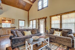 TV, fireplace, books - Hiker’s Haven: Cherokee National Forest Retreat! (Reliance)
