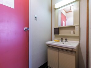 Habitación de estilo japonés con dos camas individuales, no fumadores, baño compartido | Baño | Zapatillas y toallas