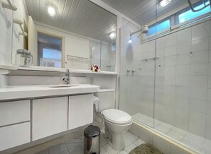 A modern bathroom with a white sink, toilet, and shower. - House in Búzios (Geribá) a few meters from the beach. (Armação dos Búzios)