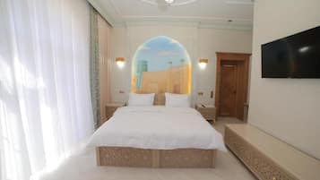 Caja de seguridad en la habitación y tabla de planchar con plancha